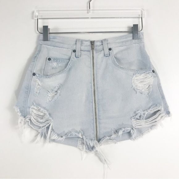 CARMAR Distressed Beatrice Zip Front Denim Skirt in Sierra Light Wash Size 27 - Picture 6 of 14